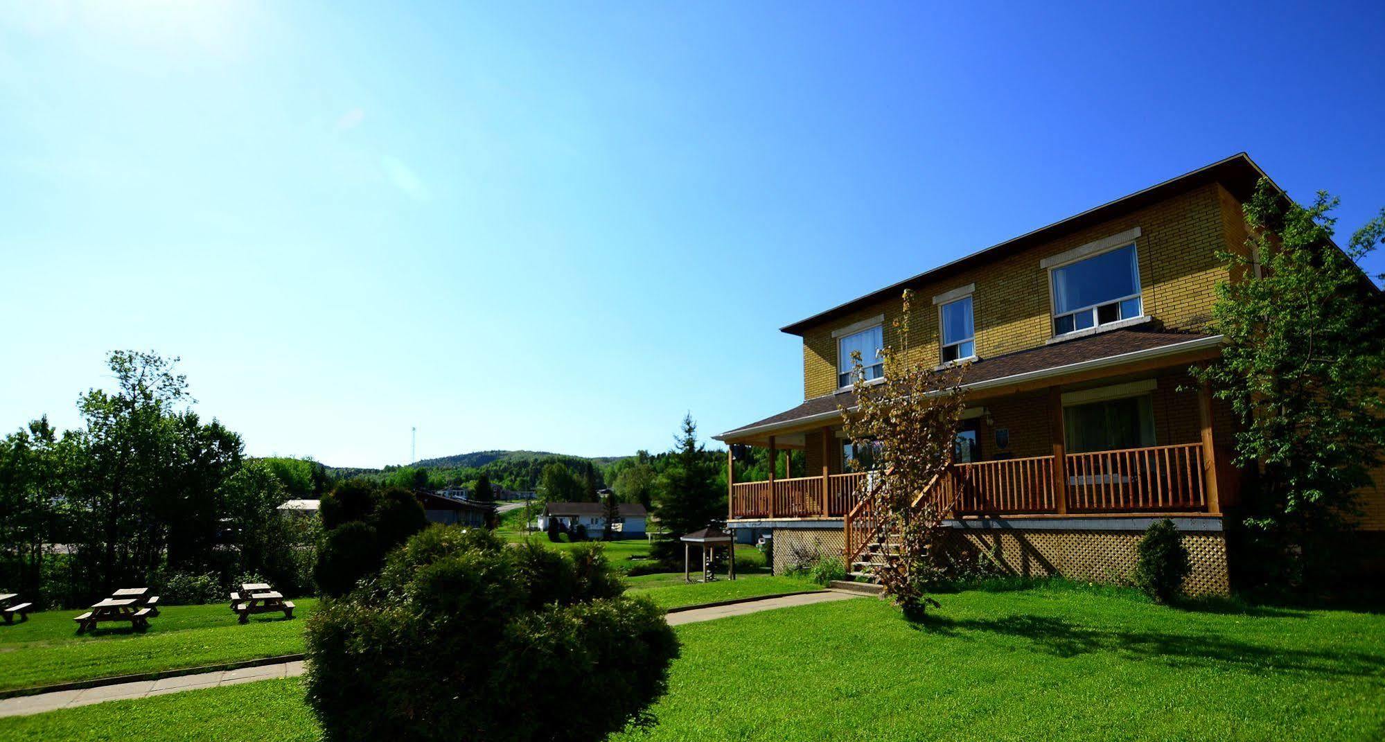 Auberge Du Presbytere De Riviere-Eternite Riviere Eternite Екстер'єр фото