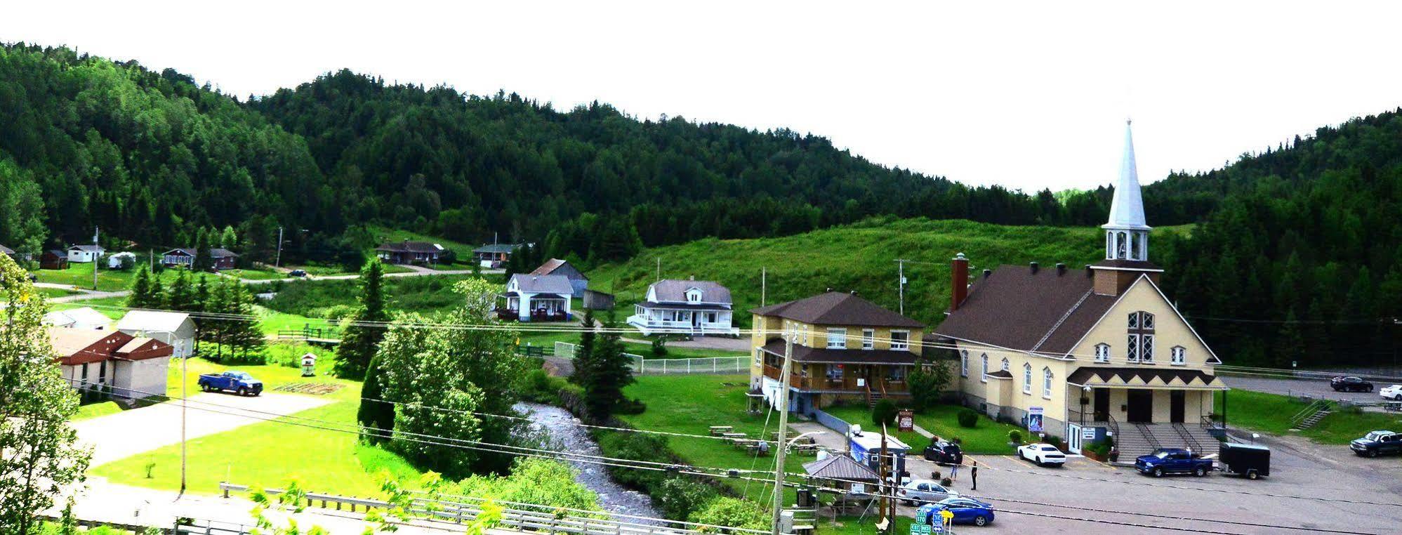 Auberge Du Presbytere De Riviere-Eternite Riviere Eternite Екстер'єр фото
